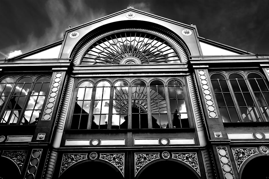 Woonkamerraam met opvallende glas-in-looddetails.