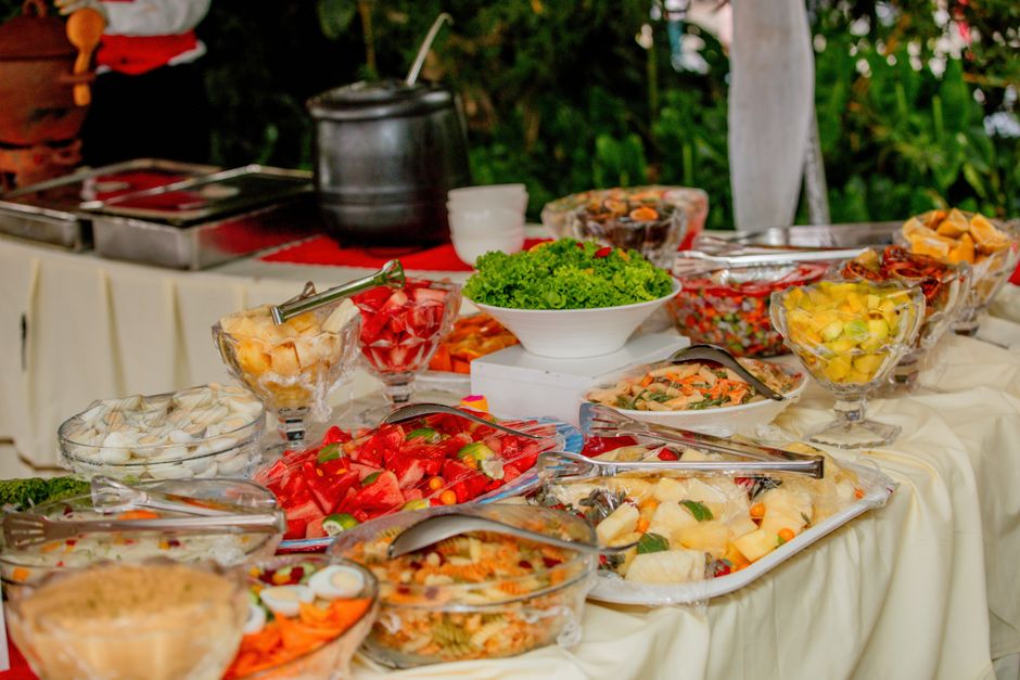 Botanische servetten completeren zomerse dinersetting.