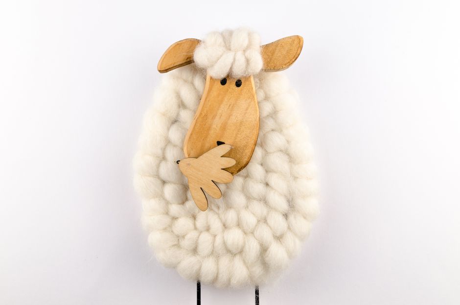 Schilderij van grazende schapen in groene weide. Schilderij van grazende schapen in groene weide.