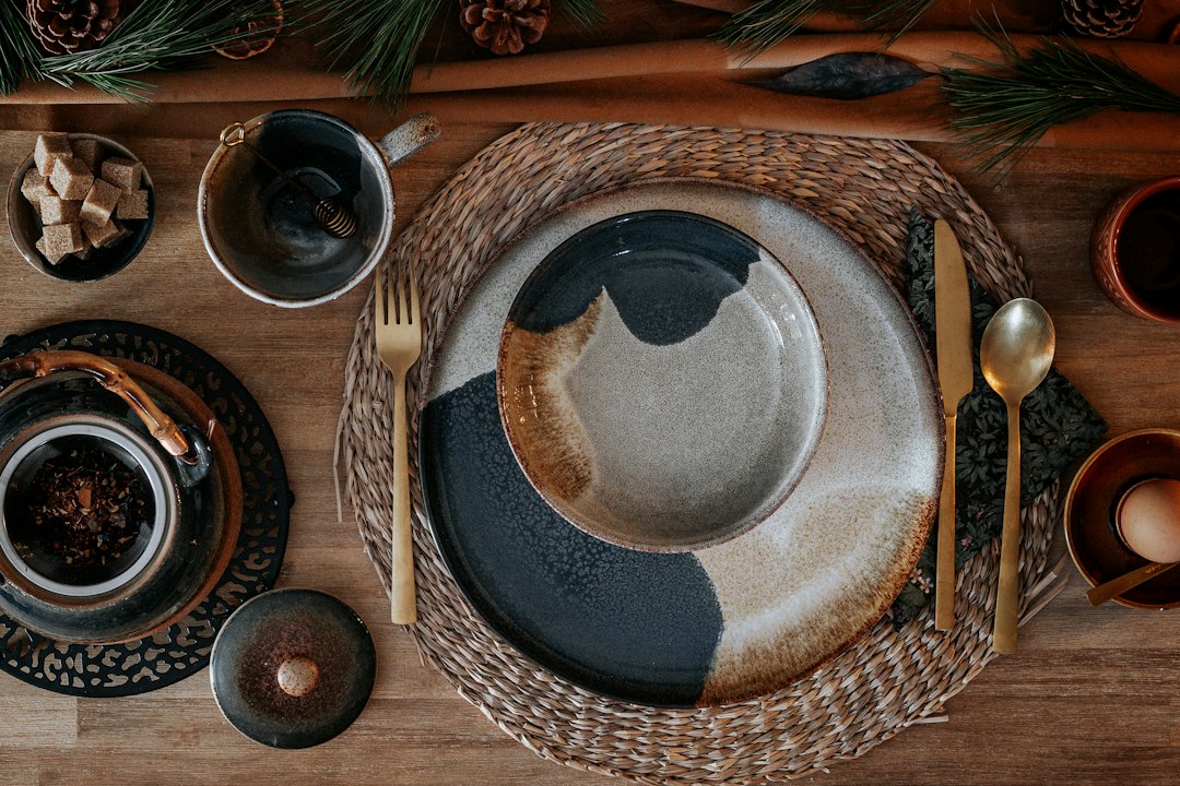 Indonesisch tafelkleed met kleurrijke herfstbladeren